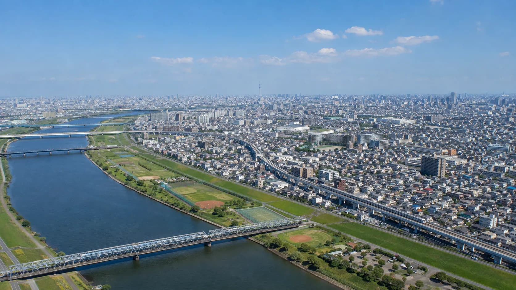 足立区上空から見た荒川と街並みの風景