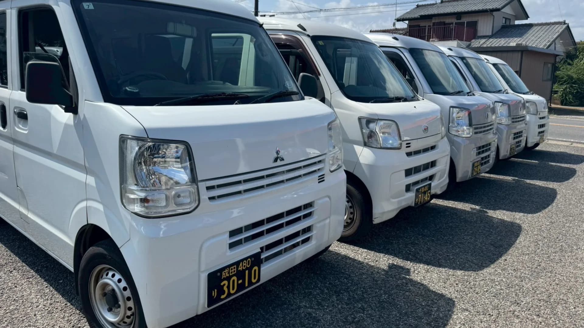 CLoREの軽貨物車両が並ぶ様子